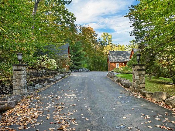 3rd image of 19 Abenaki Lane