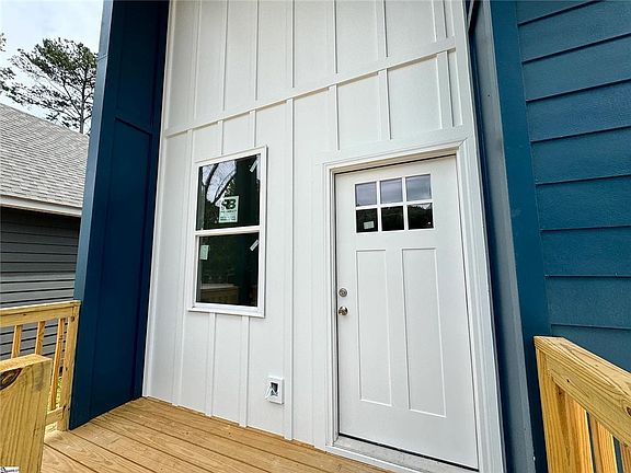 2nd image of 112 Hillcrest Cir