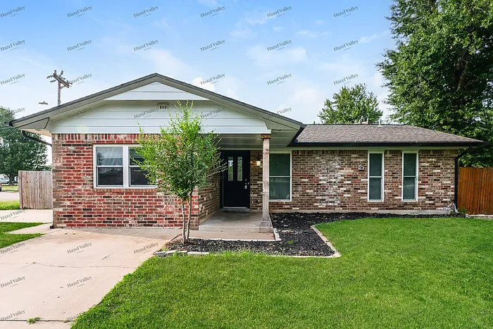 806 S Meadow Ln — Photo 1