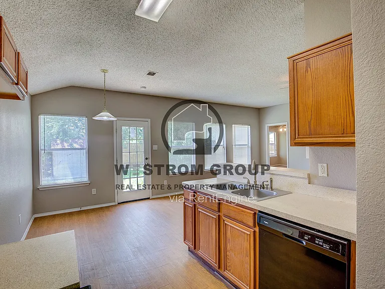 2363 Laurelhill Ln — Photo 10
