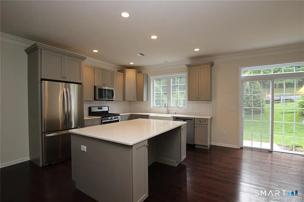 3 bed, 3.5 bath, 2294 sqft, $4,800 — Photo 3