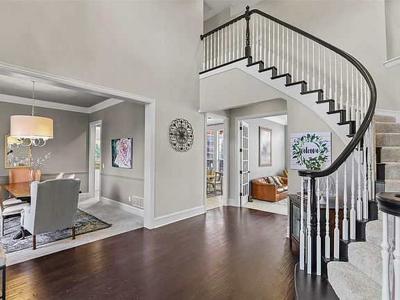3rd image of 816 Creekline Way