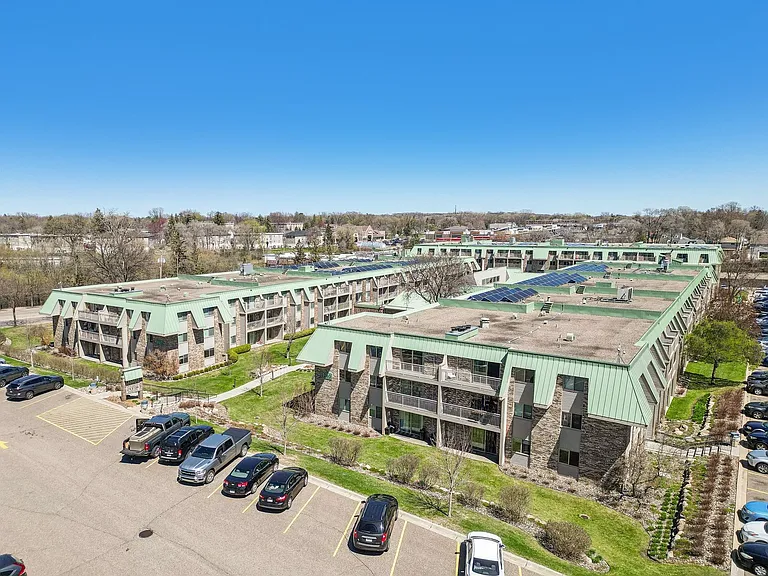 Larpenteur Estates Apartments — Photo 12
