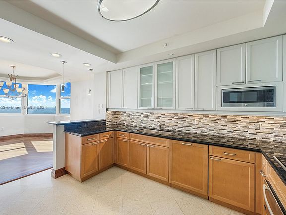 5th image of 20201 E Country Club Dr APT 2210