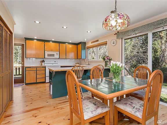 Enjoy your meals around a table or at the kitchen peninsula. Note all of the access to the great outdoors!