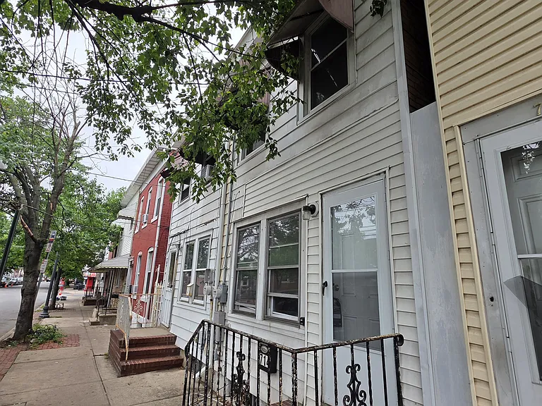 714 Roebling Ave — Photo 2