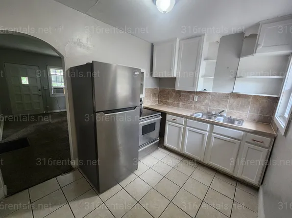 $895- 2 bedroom / 2 bathroom - Duplex, 1815 N Woodland Ave, Wichita, KS 67203