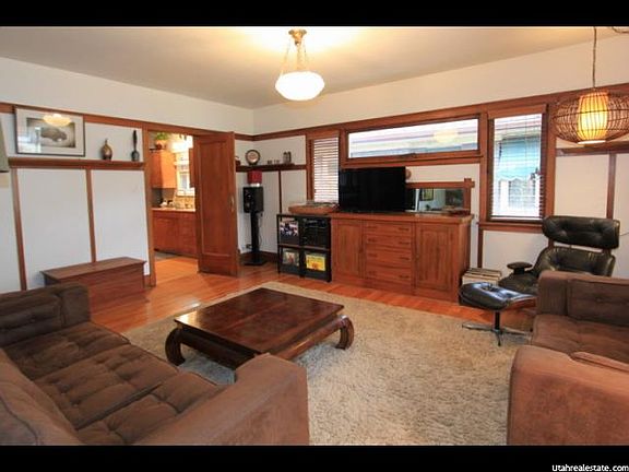 3rd image of 829 E Kensington Ave