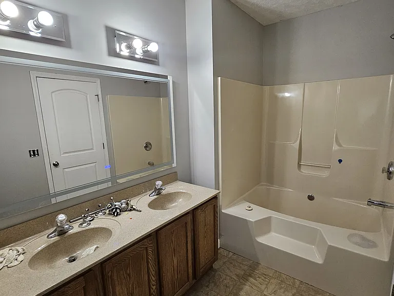805 N Center St — Photo 2
