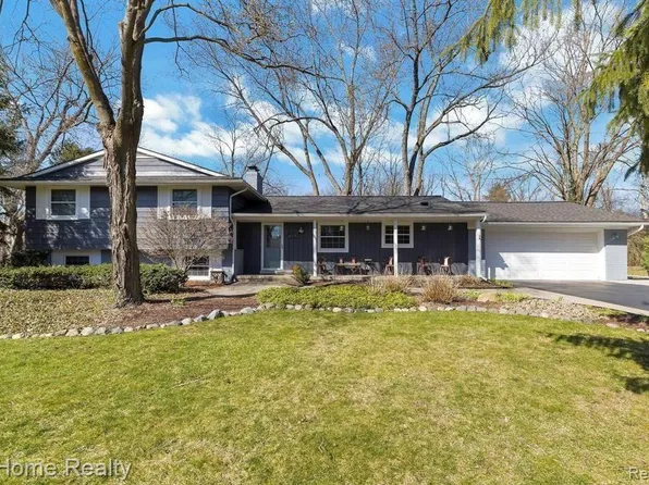 6572 Spruce Dr, Bloomfield Hills, MI 48301