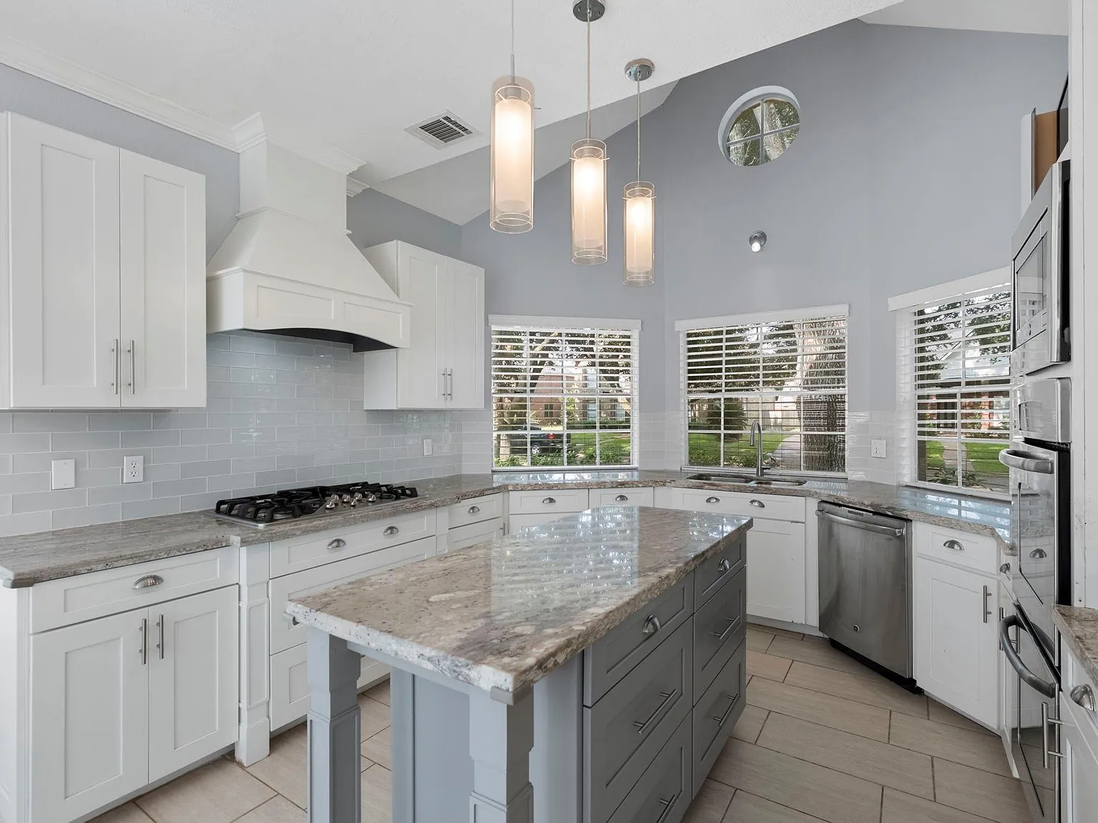 4 bed, 2.5 bath, 2744 sqft, $2,900 — Photo 2