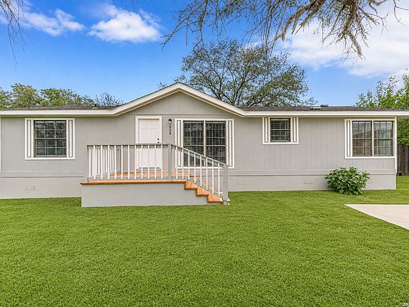 3rd image of 938 Patricia Ann Dr