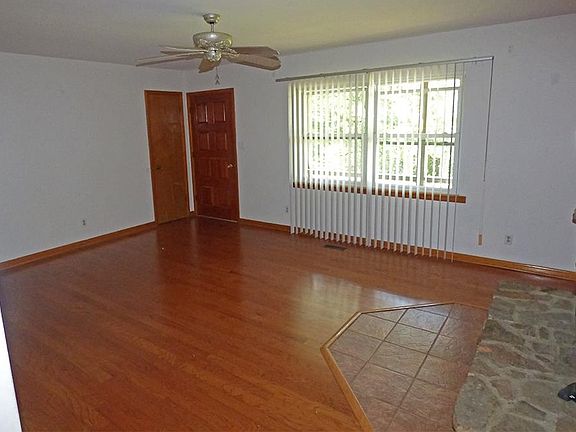 3rd image of 80 Iowa Dr