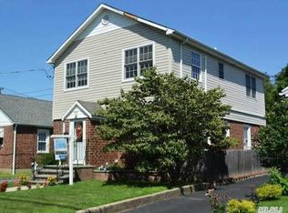 90 Linden St, Roslyn Heights, NY 11577