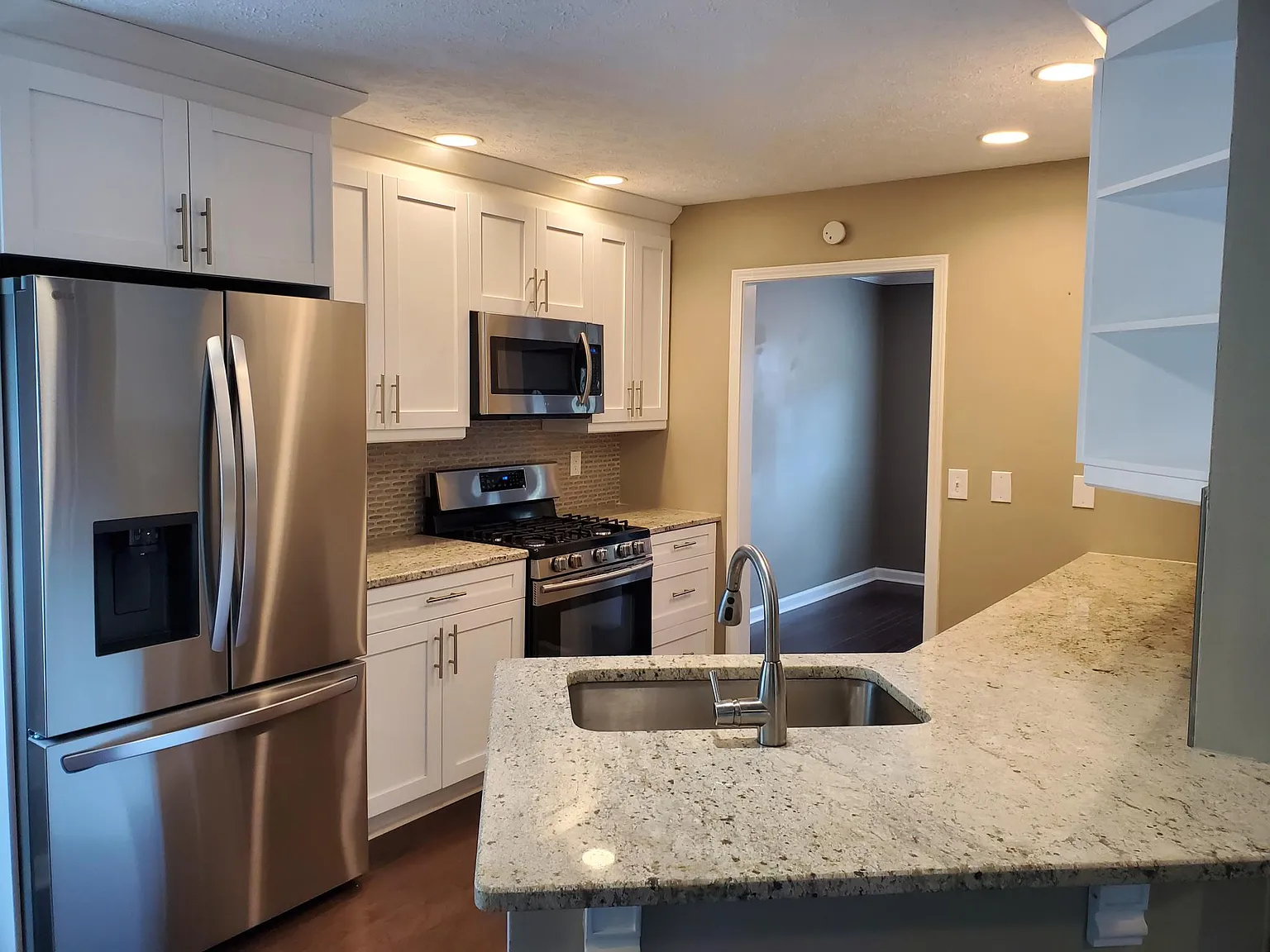 4 bed, 3.5 bath, 2630 sqft, $3,000 — Photo 2