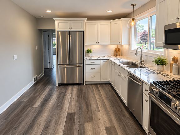 5th image of 2028 Desplaines St