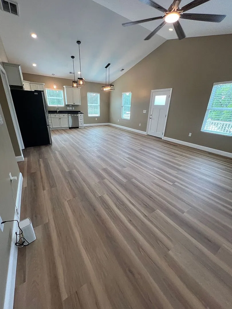 Building Photo - 2052 Bay Dr