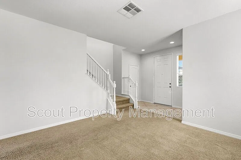 3 bed, 2.5 bath, 2180 sqft, $3,300 — Photo 3