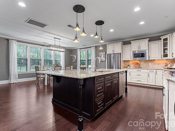 4th image of 7377 Bay Cove Ct