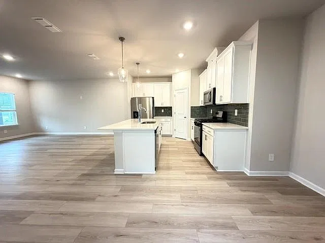 5 bed, 3.0 bath, 2433 sqft, $3,999 — Photo 3