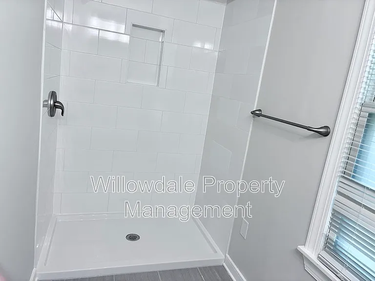 102 E Charing Cross — Photo 21