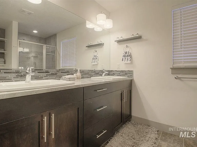 1511 S Division Ave — Photo 9