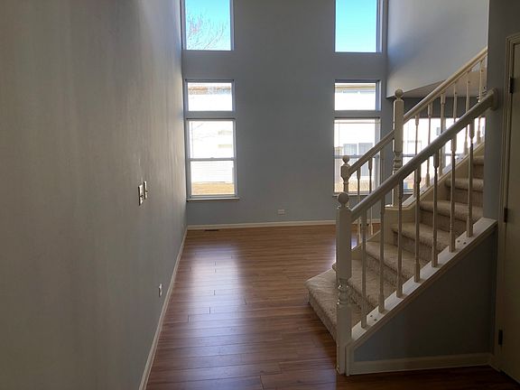 2nd image of 909 Huntington Dr #909