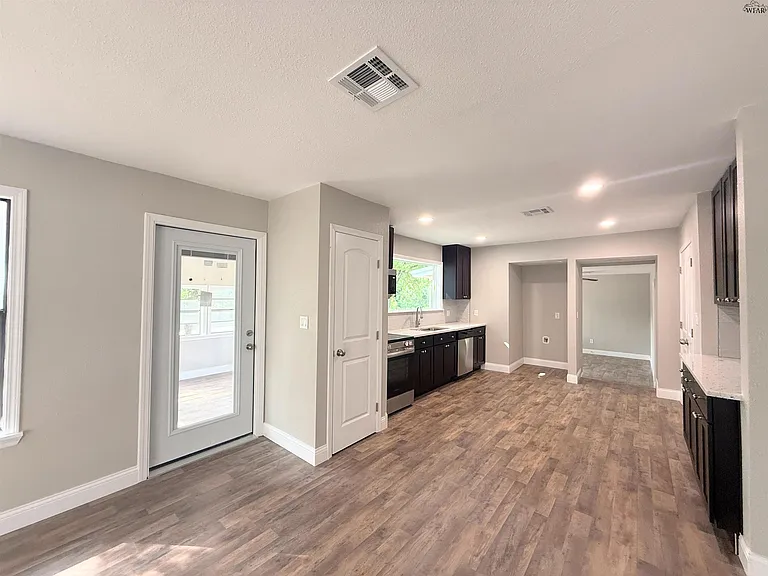 104 Sandy Ln — Photo 12