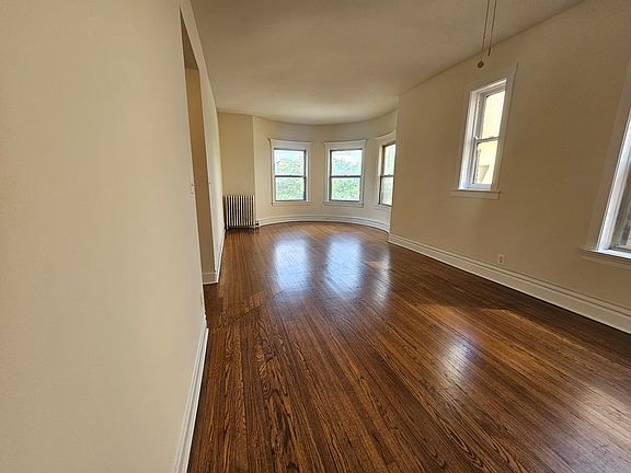 3rd image of 3913 N Pine Grove Ave #2