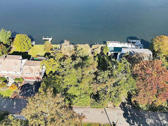 3rd image of Connetquot Dr
