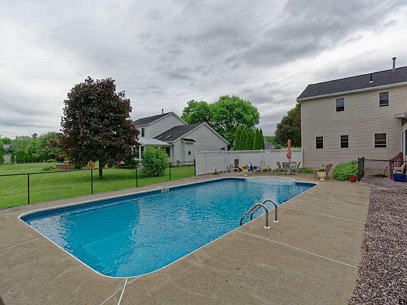 5th image of 32 Copperfield Dr