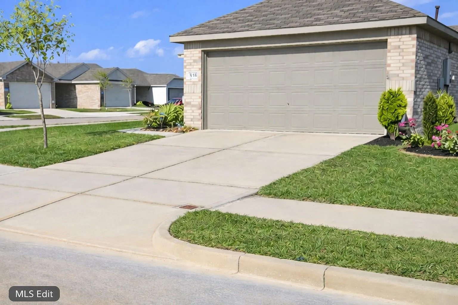 3 bed, 2.0 bath, 1470 sqft, $2,050 — Photo 2