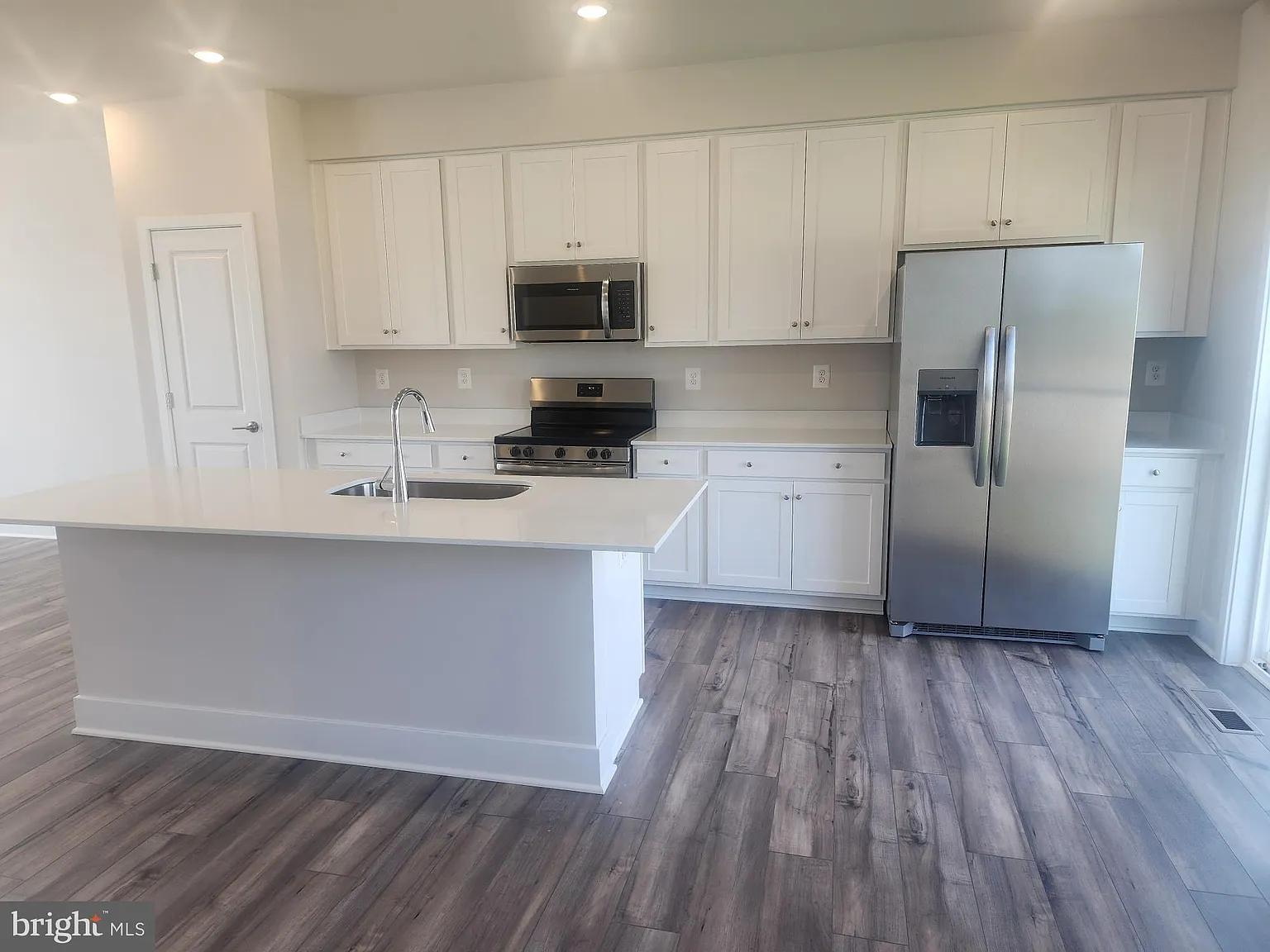 3 bed, 4.0 bath, 1838 sqft, $1,950 — Photo 3