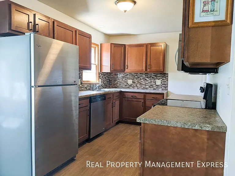 2611 S Duluth Ave — Photo 3