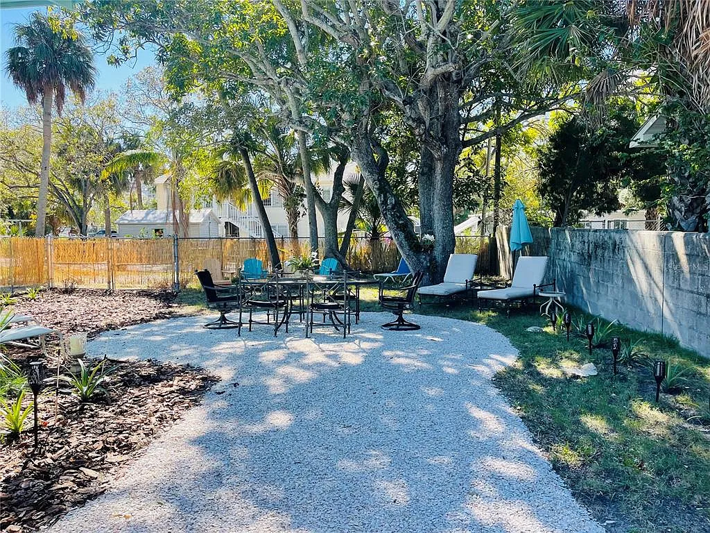 5 bed, 2.0 bath, 2100 sqft, $4,000 — Photo 3