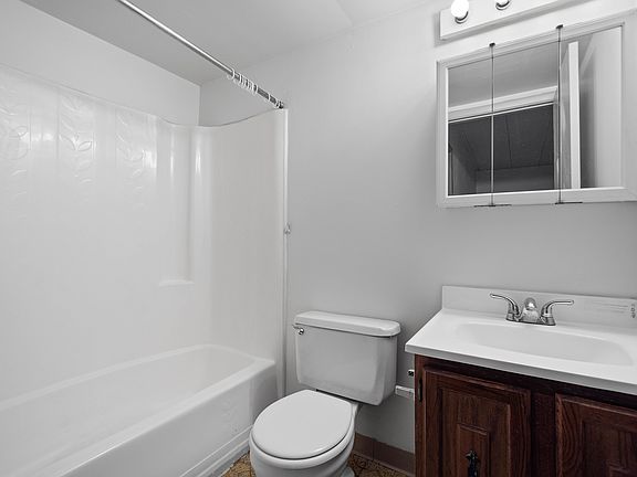 2nd image of 2850-2860 Washington Blvd #10
