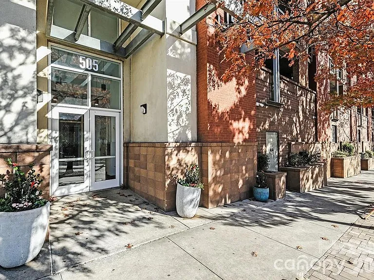 505 E 6th St #304 — Photo 3