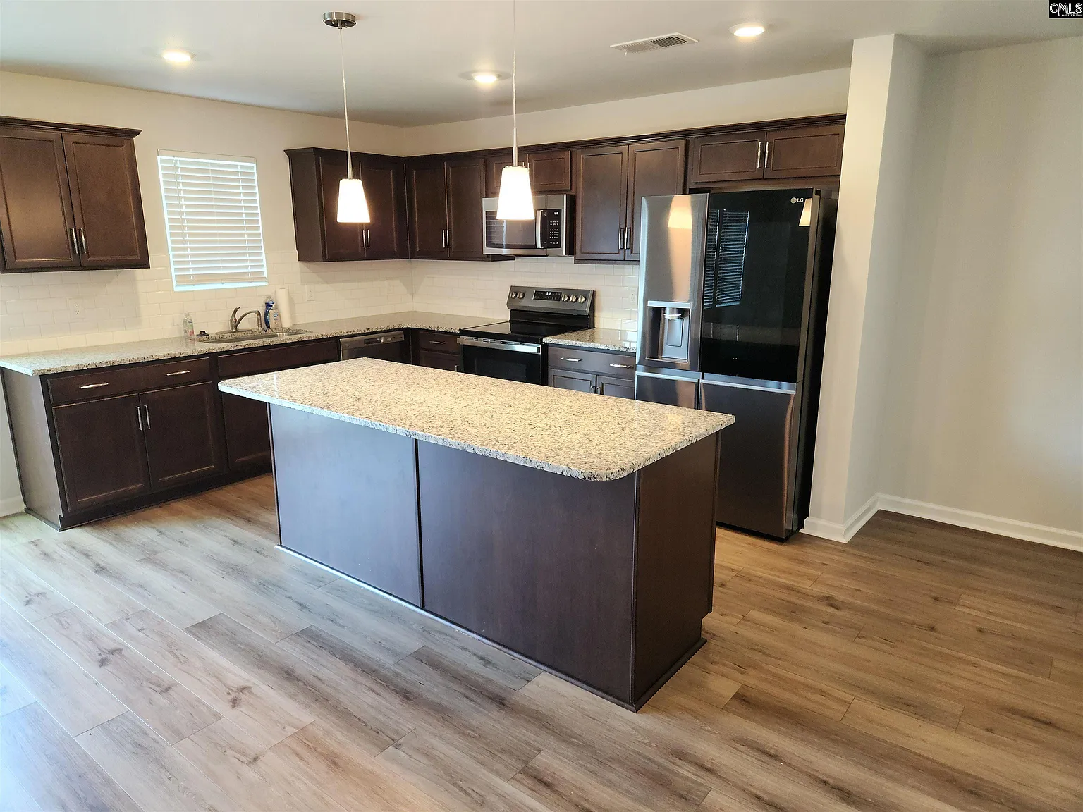 5 bed, 2304 sqft, $2,500 — Photo 2