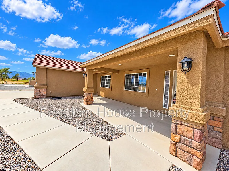 3 bed, 2.0 bath, 1721 sqft, $1,941 — Photo 4