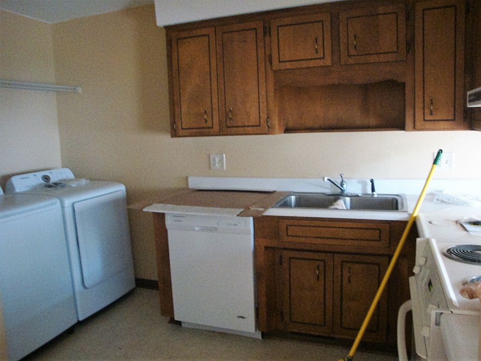 Kitchen fully applianced