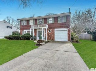 36 Columbine Ave, Islip, NY 11751