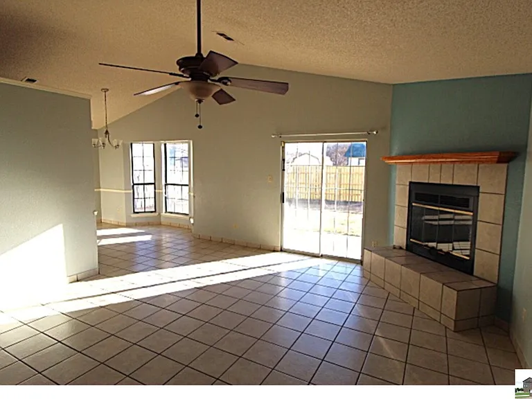 2404 Fieldstone Dr — Photo 9