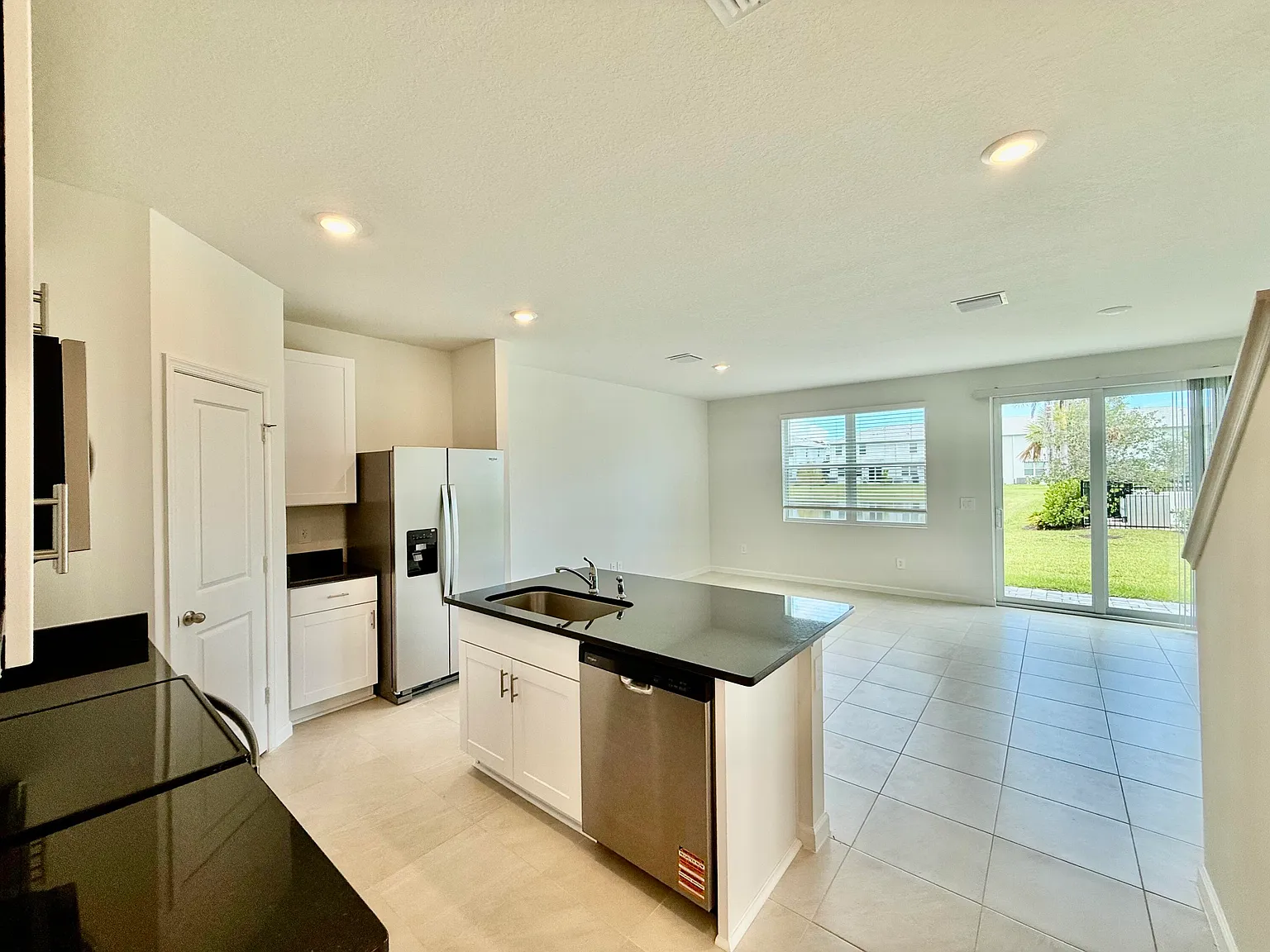 3 bed, 2.5 bath, 1485 sqft, $2,400 — Photo 2
