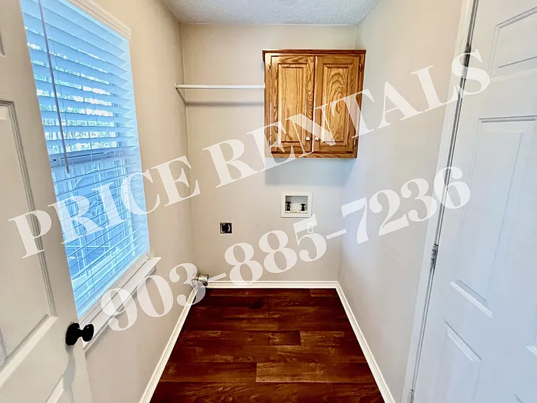 1709 Woodside Ln — Photo 8