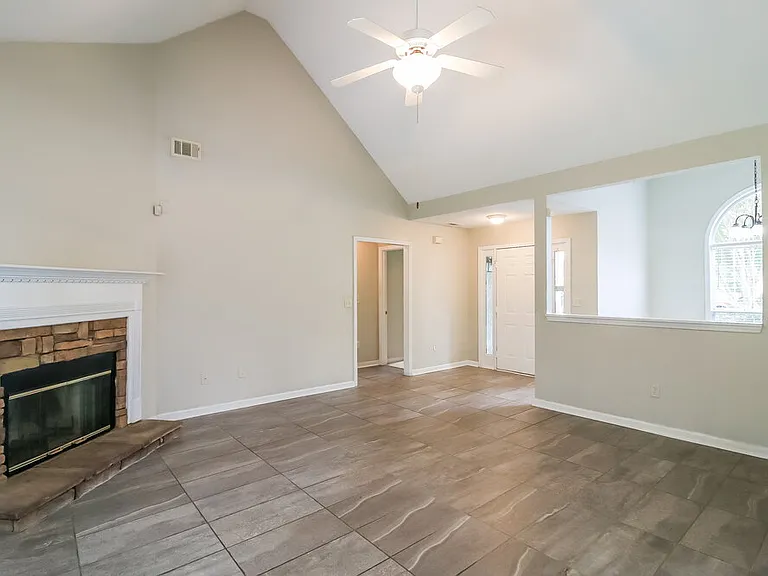 1303 Vine Cir — Photo 7