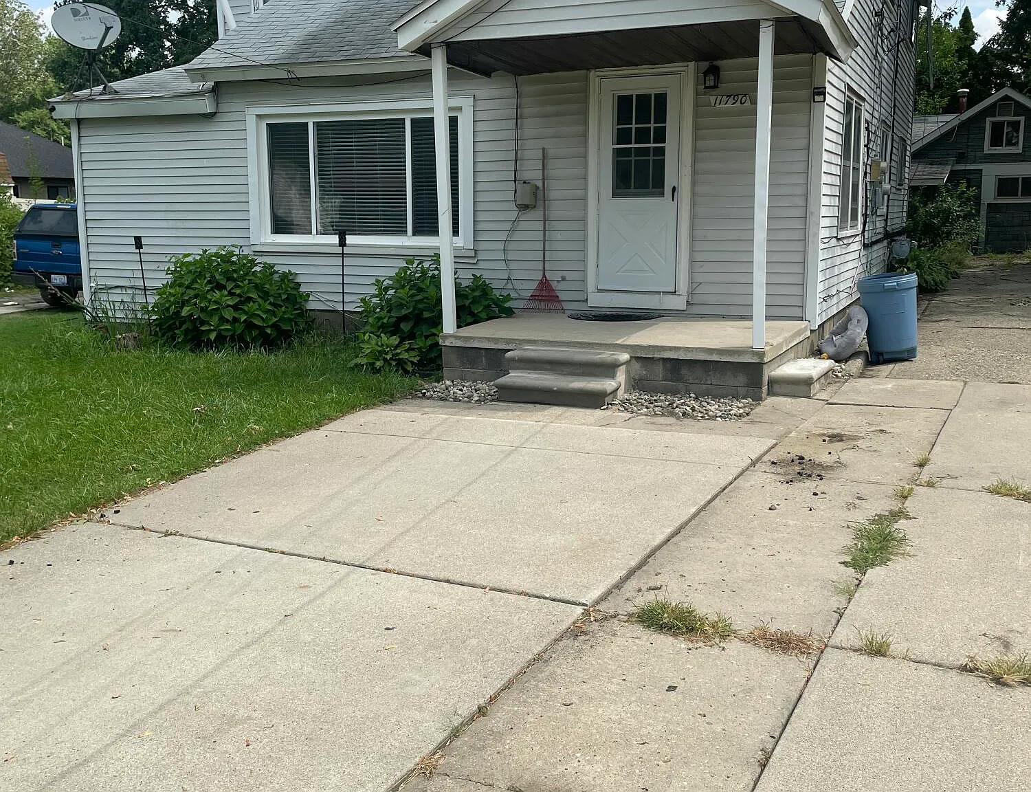 4 bed, 2.0 bath, 2832 sqft, $2,300 — Photo 1