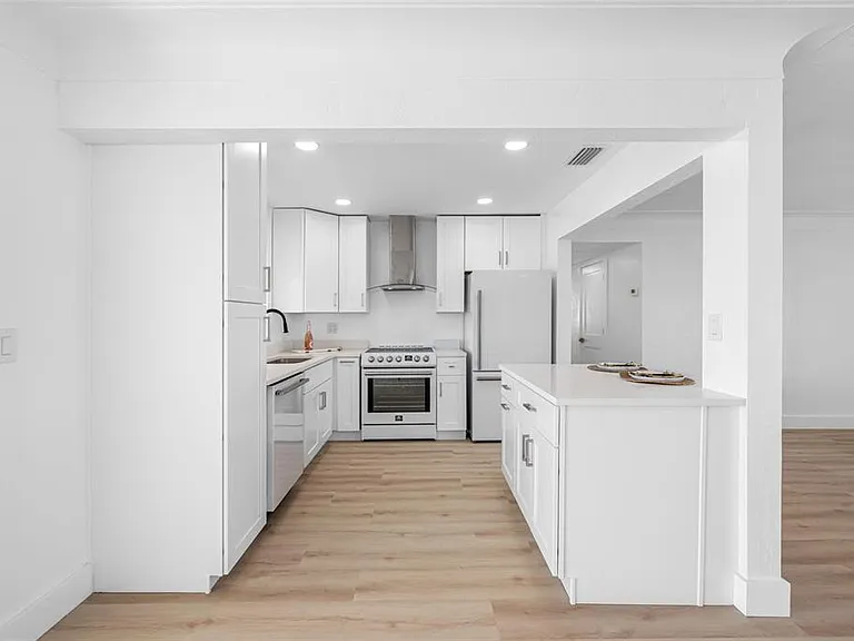 7930 Causeway Blvd S — Photo 12