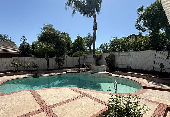 4 bed, 2336 sqft, $6,900 — Photo 2
