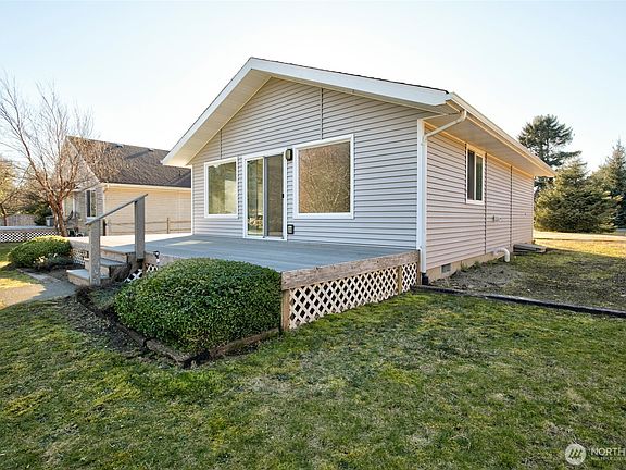 3rd image of 640 Island Circle SE
