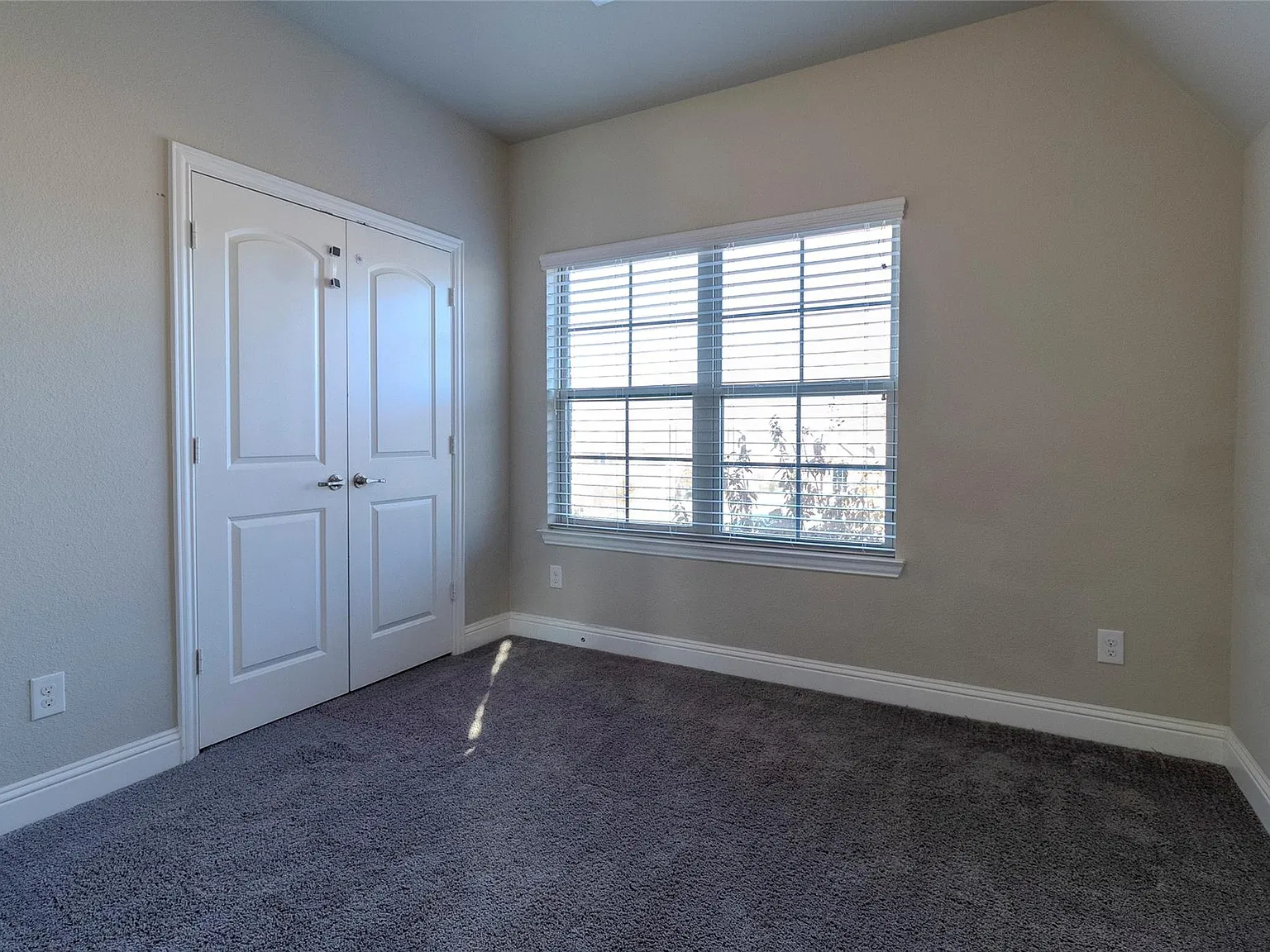 4 bed, 2412 sqft, $3,500 — Photo 3